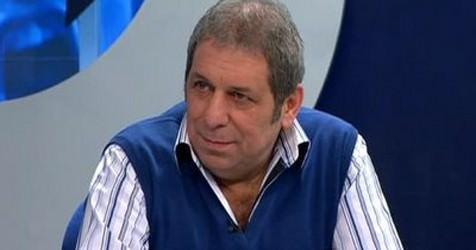 ERMAN TOROĞLU (HÜRRİYET): "HAKEM İYİYDİ" - Lazio, F.Bahçe’yi iyi analiz etmemiş. Ama Fenerbahçe, Lazio dersine iyi çalışmış. Hakem genelde iyi maç yönetti. Lazio’dan Onazi’ye gösterdiği ikinci sarı, yani kırmızı kart doğruydu. Kendisinin doksan dakika boyunca yaptığı yorumlar ‘artıydı’. Fenerbahçe lehine verdiği penaltı da kendisi pozisyonu görmesine rağmen çizgi hakeminin ikazıyla düdüğü çaldı. Peki penaltı verilir miydi? Yoruma açık bir pozisyon. Laziolu oyuncunun sağ kolu vücuttan biraz açık ve top kendi kafasından geliyor vuruyor. Farkında bile değil. Yani penaltı gibi penaltı mı? Tartışılır.