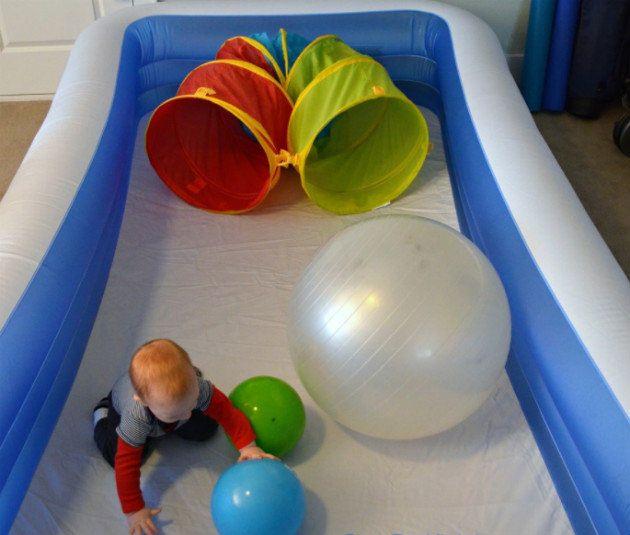 <p>- Küçük çocukların oynarken herhangi bir zarar görmemeleri için şişme havuzlarını kullanarak basit bir oyun alanı yapabilirsiniz.</p>
