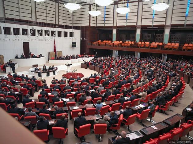 <p><strong>10 ARALIK: TBMM VETO DİNLEMEDİ</strong><br />Cumhurbaşkanı Abdullah Gül tarafından 3 Aralık’ta bir kez daha görüşülmek üzere TBMM'ye iade edilen şike cezalarında indirim öngören Kanun, TBMM Genel Kurulunda aynen kabul edildi.</p>