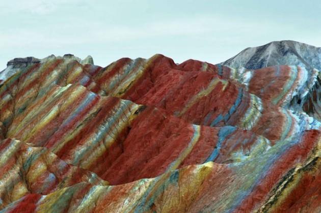 Usta bir ressamın ellerinden çıkmış yağlı boya tabloları andıran bu kareler aslında üzerinde ufak bir oynama bile olmayan fotoğraflar. Çin’in Gansu eyaletindeki Niciaying kasabasının Nantaizi köyünde bulunan bu tepelerin her şeyi doğal. Kırmızı kumtaşı katmanlarından oluşan bu arazi zaman içinde dik yamaçlar ve benzersiz kaya oluşumlarından meydana gelen dağlık bir araziye dönüşmüş. Bu tarz bir kaya oluşumu sadece Çin’de bulunuyor.