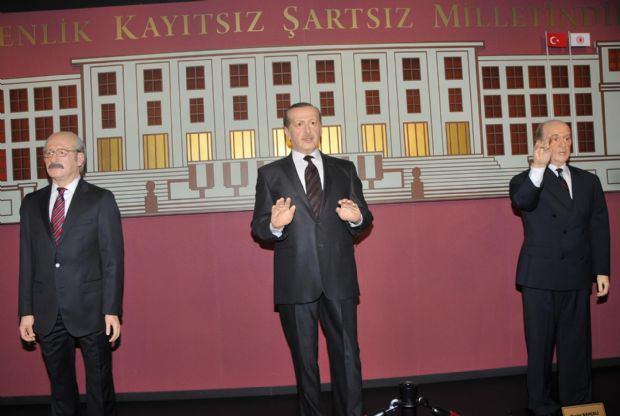 <p>Ziyaretçilerin, balmumu heykellerle fotoğraf çektirme imkanı bulacakları müzenin gelirleri; bağış şartı gereğince kız çocukları ile engelli çocukların eğitimi için kullanılacak. Gelecek dönemlerde, Eskişehir’i ziyaret eden ünlü sanatçıların ölçüleri alınıp özel ölçülü fotoğrafları çekilerek; Yılmaz Büyükerşen Balmumu Heykeller Müzesi’nin heykellerine yenileri eklenecek.</p>