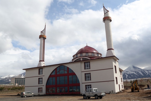 "Böyle bir minare şekli yok"  Caminin minaresinin de özel olduğuna dikkati çeken Erdoğan, şöyle devam etti: