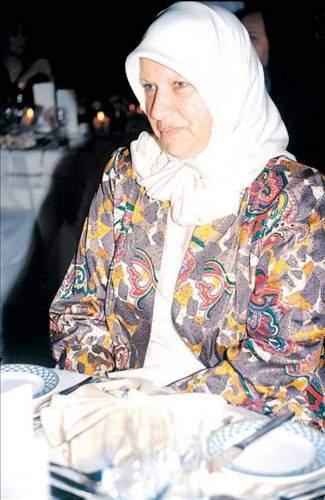 Ayşe Toprak 540 milyar lira Geçmişte en yüksek tutarlı tazminat davası olarak görülen dava, işadamı Halis Toprak'ın ilk eşi Ayşe Toprak'tan boşanması sırasında açılmıştı. Halis Toprak, Ayşe Toprak'a 540 milyar lira ödemeye mahkum edilmişti.