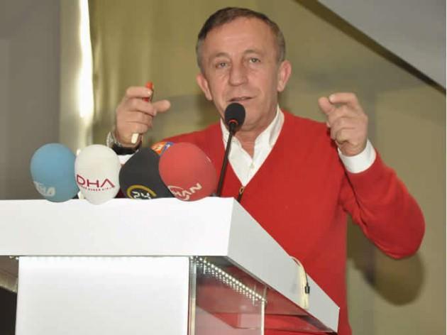 ALİ AĞAOĞLU Yaptığı reklamlarla ve medyadaki sempatik tavırlarıyla tanınan Türkiye'nin lider inşaat şirketlerinden Ağaoğlu Şirketler Yönetim Kurulu Başkanı Ali Ağaoğlu, okulunu yarıda bırakıp iş hayatına atılarak zengin olan en ünlü patronlardan biri. 1954 Of doğumlu Ağaoğlu, lise öğrenimini yarıda bırakarak müteahhitlik yapmaya başladı. Günümüzde Forbes Dergisi'ne göre 2.7 milyar serveti olan Ağaoğlu, inşaat sektöründe bir numara haline geldi.
