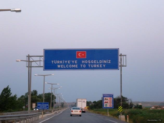 '3. Yargı Paketi'' yasalaştı (3)  Sınır dışı edildikleri veya Türkiye'yi terk etmeleri istenildiği halde müsaadesiz gelmeye yeltenen yabancılar, 2-5 bin TL para cezası ile cezalandırılacak ve sınır dışı edilecek. Yargı Hizmetlerinin Etkinleştirilmesi Amacıyla Bazı Kanunlarda Değişiklik Yapılması ve Basın Yoluyla İlişkin Deva Cezaların Ertelenmesi Hakkında Kanuna göre, bölge adliye mahkemelerinin devreye girdiği tarihe kadar, Yargıtay'ın bozma kararlarına karşı mahkemelerin verdiği direnme kararlarının temyizi halinde dava dosyası önce kararı veren daireye gönderilecek. Karar veren daire direnmeyi yerinde görürse kararını düzeltecek, yerinde görmezse talebi 10 gün içinde Yargıtay Hukuk Genel Kurulu'na iletecek. İçişleri Bakanlığı'nca oturmaya mecbur kılındıkları yerlerden kaçan yabancılara, 1 aydan 2 yıla kadar hapis cezası yerine, mülki amirce 500 liradan 3 bin liraya kadar idari para cezası verilecek. Sınır dışı edildikleri veya Türkiye'yi terk etmeleri istenildiği halde, müsaadesiz gelmeye yeltenen yabancılar, 1 yıla kadar hapis cezası yerine, mülki amir tarafından 2 bin liradan 5 bin liraya kadar idari para cezası ile cezalandırılacak ve sınır dışı edilecek. Kültür ve Turizm Bakanlığı'ndan belge almadan seyahat acenteliği yapanlara verilen 3 aydan 6 aya kadar hapis ve 1000 güne kadar adli para cezası, 2 bin liradan 5 bin liraya kadar idari para cezası olarak uygulanacak. Bakanlıktan belge almadan rehberlik yapanlara da 500 liradan 2 bin liraya kadar idari para cezası verilecek. Kanunla, idari görevlerden Danıştay üyeliğine seçileceklerin devlet hizmetlerindeki 20 yıl çalışma şartı 15 yıla indiriliyor. TBMM Genel Sekreteri ile düzenleyici ve denetleyici kurumların başkanları da Danıştay üyesi olabilecek. Kamu kurum ve kuruluşlarının başhukuk müşavirleri, birinci hukuk müşavirleri, hukuk hizmetleri başkanı ve hukuk işleri müdürü Danıştay üyesi olabilecek.