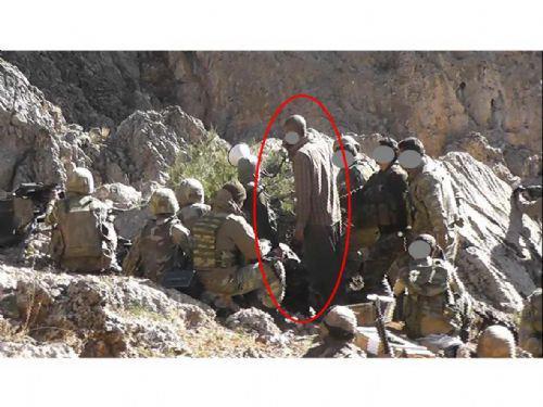 Teröristlerin teslim olmasının ardından bir teröristin dizinde küçük bir sıyrık olduğunun görülmesi ve asker tarafından tedavi edilmesi dikkat çekti.  Teröristlere sıcak çay ve bisküvi ikramının yanı sıra yaralarının sarılması da Mehmetçiğin insanlık dersi verdiğinin göstergesi oldu. 
