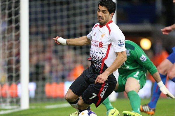 <p><strong>Luis Suarez</strong></p>
<p>Uruguaylı oyuncu, sahada ırkçı tavırlarından dolayı futbol camiasının antipatisini kazanmıştı.</p>