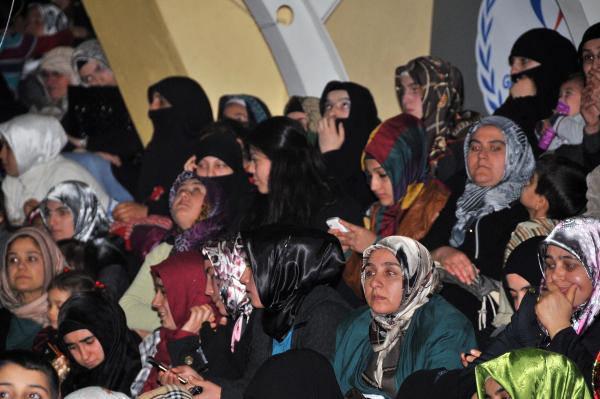 Anadolu Gençlik Derneği, yılbaşı kutlamalarına alternatif olarak 'Mekke'nin Fethi ve Kuran Ziyafeti' adlı etkinlikler düzenledi. Ülke genelinde 200'ü aşkın yerde yapılan fetih şölenine katılımlar yüksek oldu.