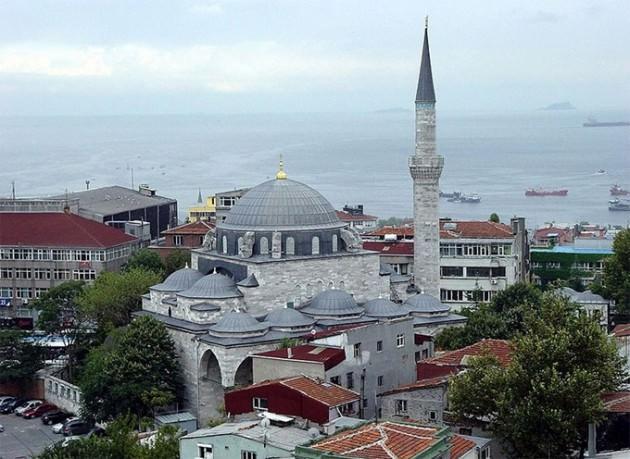 İstanbul'un tarihi camileri ziyaretçi bekliyor