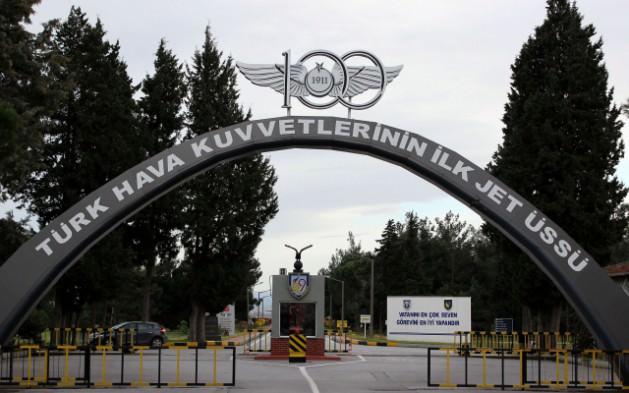 Ülkenin ilk jet savaş uçakları F-84G'ler Balıkesir'e geldi İlk jet uçakları olan T-33 jet eğitim uçakları 1951'de yılında İstanbul'a gemiyle getirildi ve montajlandıktan sonra 9. Ana Jet Üssü'ne getirildi. 29 Mart 1952'de ise ilk jet savaş uçakları olan 8 adet F-84G, üsse uçarak getirildi ve yıl sonuna kadar tüm filolar jet uçaklarıyla donatıldı.