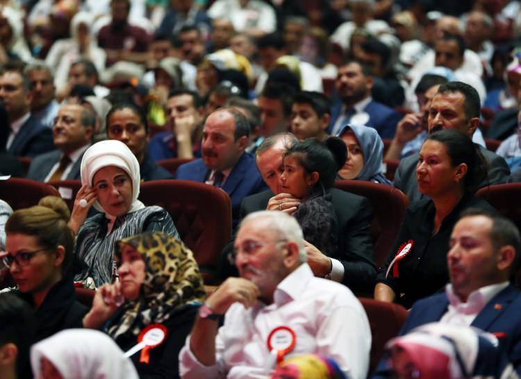 <p>Cumhurbaşkanı Recep Tayyip Erdoğan, Beştepe Millet Kongre ve Kültür Merkezi'nde düzenlenen 15 Temmuz Şehitleri Anma Programı'na katıldı. Cumhurbaşkanı Erdoğan ve eşi Emine Erdoğan, programa katılan şehit ve gazi aileleri ile yakından ilgilendi.</p>