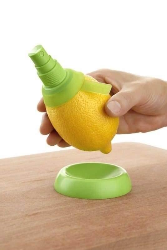 <p>Limon Spreyi</p>
<p>Bu alet yardımı ile turunçgillerinizin içinden sıvıyı doğrudan alıp kullanma şansınız var.</p>