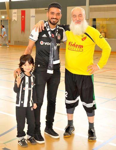 <p>Turnuvayı izlemeye gelen Beşiktaşlılar Hasan Şişmanoğlu'na özel ilgi gösterip, kendisiyle hatıra fotoğrafı çektirdiler.</p>