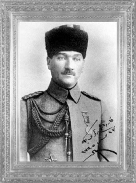 Mustafa Kemal'in, Samsun'a hareket etmeden bir süre önceki fotoğrafı (Bu fotoğrafı, 'Kardeşim Rauf Bey'e' sözleri ve 17 Nisan 1335 (1919) tarihi ile arkadaşı Rauf Bey'e hediye etmişti) 