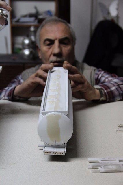 <p>Aydın'da yaşayan 63 yaşındaki İsmail Erzurumluoğlu, emekli olduktan sonra torunları oynasın diye yaptığı el emeği kamyon, otobüs gibi maket araçlarına dünyanın pek çok ülkesinden talep gelince galeri kurup ihracatına başladı.</p>

