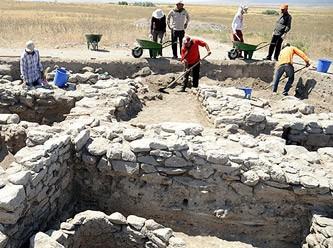 Nevşehir'deki Ovaören bölgesinde yürütülen kazı çalışmaları, bir konferansla kamuoyuyla paylaşıldı. Kazı Başkanı Prof. Dr. Yücel Şentürk, "Eğer bir yazılı belge bulursak bölge tarihi ve Anadolu tarihi daha çok aydınlanmış olacak" dedi.