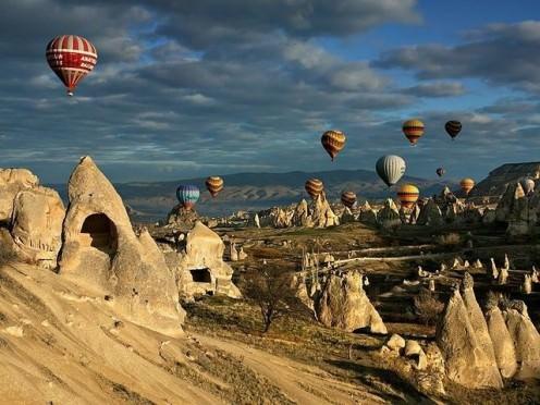 <p>Dünyanın her yerinden çok ilginç yerlere ait fotoğraflar... Kapadokya’nın sabahın erken saatlerinde hareket ederek gökyüzünü tam bir şölene çeviren balonları</p>
