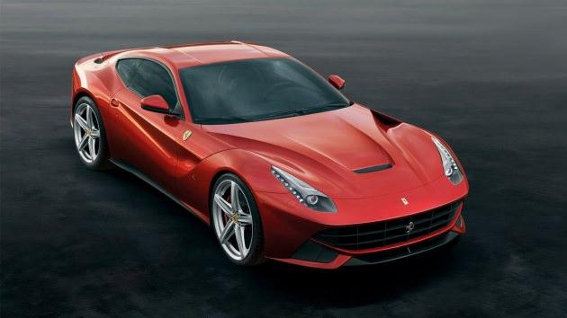 <p><strong>7. Ferrari F12berlinetta</strong><br /><br />Hız denilince akla ilk gelen isimlerden biri olan İtalyan markanın F12berlinetta modelinde 740 beygir gücüne sahip(yuh), 6.3 litre hacimli, V-12 motor bulunmakta. 100 km/saat hıza 3.1 saniyede ulaşan bu modelin maksimum hızı da 340 km/saat olarak belirlenmiştir. </p>