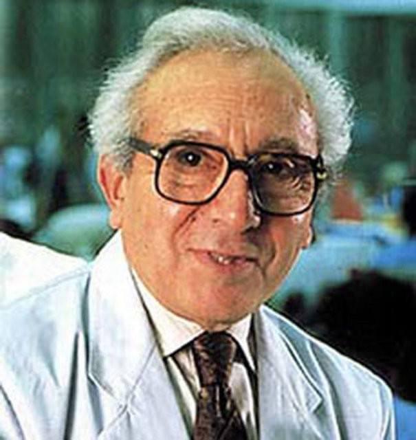<p>iş hayatına Mahmutpaşa'da çırak olarak başlayan Vitali Hakko, daha sonra Kupidis mağazasına tezgahtar olarak geçti.</p>