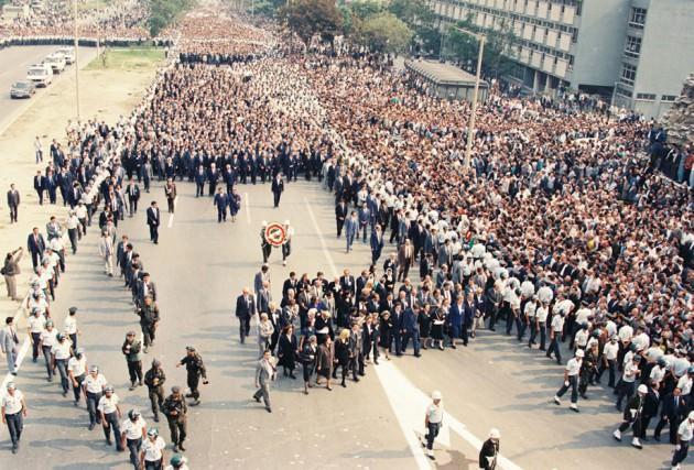 <p>Cumhurbaşkanı Özal, eski Başbakanlardan Merhum Adnan Menderes ve Bakanlar Fatin Rüştü Zorlu ile Hasan Polatkan’ın İstanbul’daki anıt mezarlığa nakil töreninde… (17 Eylül 1990)</p>