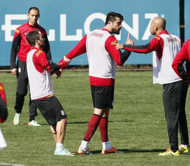 <p>Galatasaray'ın bug&uuml;nk&uuml; antrenmanında tartışma sesleri y&uuml;kseldi. İkili bir m&uuml;cadele sonrası G&ouml;khan Zan ile Felipe Melo arasında sert bir diyalog yaşanırken, iki futbolcu arasındaki tartışmalı s&ouml;zler etraftan da duyuldu.</p>