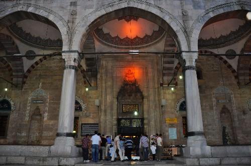 <p>Akşam namazından sonra gelmeye başlayan vatandaşlar camiyi kısa süre içerisinde doldurdu. Camiye gelenler okunan Kur’an-ı Kerim ve Mevlid-i Şerif’i dinledi.</p>