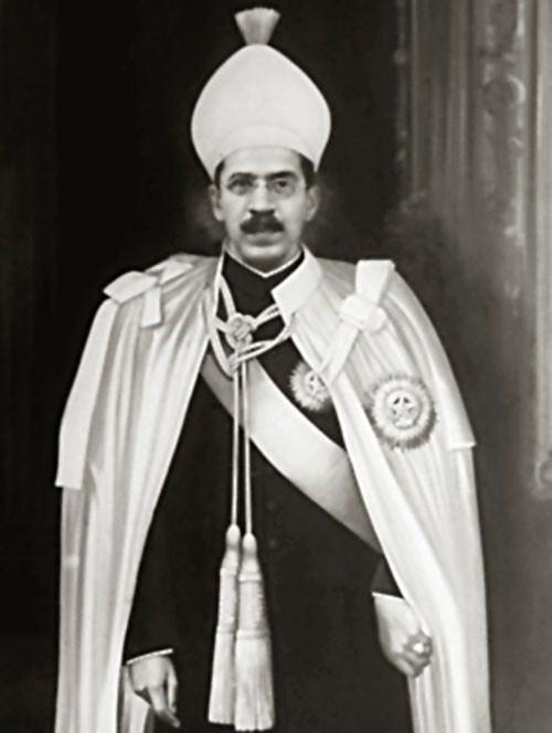 6. Mir Osman Ali Han – 236 milyar dolar (1886 - 1967) Hindistan tarafından işgal edilene kadar Haydarabat’ı yöneten Mir Osman Ali Han (nam-ı diğer Hayadarabat’ın Nizamı) 100 milyon dolar değerinde kişisel altın koleksiyonunun yanı sıra, 400 milon dolar değerinde mücevhere sahipti.