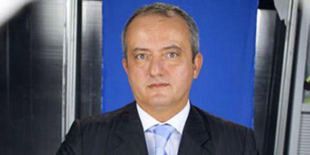 <p>UĞRUL YENİDOĞAN "İsmet Abi, mikrofon nerene kaçtı bilmiyorum ama onu bi al istersen!" (Şeref Tribünü programında İsmet Tongo'nun mikrofonu, kazağının içine düşer)</p>