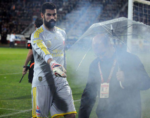 <p>Trabzonspor kalecisi ve kaptanı Onur Kıvrak, Volkan Demirel'in koruduğu kaleye gelerek taraftarları sakinleştirmeye çalıştı. Şu anda maçın hakemi Bülent Yıldırım, yardımcılarını saha ortasında toplayarak futbolcularla görüştü. Maç sonra tekrar başladı.</p>