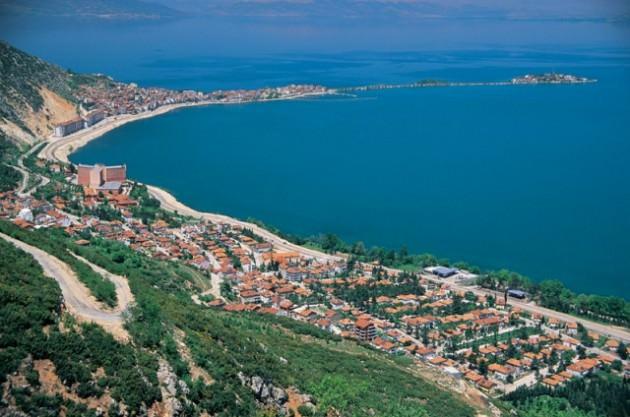 <p><strong>Yedi renkli göl Eğirdir</strong><br />
Isparta sınırları içindeki Eğirdir Gölü`nün manzarası yılın her mevsimi harika. Genelde camgöbeği renginde olan göl; bazı gün ve saatlerde değişik renklere büründüğü için halk arasında yedi renkli olarak anılıyor.</p>