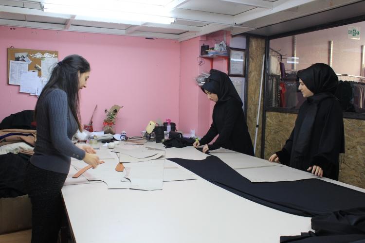 <p><strong>- Festival tüketiciye neler sunuyor?</strong><br />
 </p>

<p><strong>Semra Alpak:</strong> Biz, emekçilerle toptan ürün satanları biraraya getirmeyi hedefliyoruz. Hem tüketiciye destek olurken üreticiye de nefes aldırıyoruz. Burada aslında yalnızca ticari bir oluşumun ucundan tutmuyoruz, kadın girişimcilerin, destek isteyenlerin ya da merak ettiklerini sormak için uygun zemini arayanların da desteklenmesine olanak sağlıyoruz. </p>

<p><strong>Elif Almak: </strong>Anadolu Yakası'nda henüz böyle bir etkinlik yapılmamıştı. Biz bu platformda, ben de dahil tüm tasarımcılar, özel koleksiyonlarıyla festivale katılıyor. Burada özel tasarımların ön plana çıkmasındaki etken, hazır giyimde tesettür giyime uygun parçaları bulamamız oldu. </p>

<p> </p>
