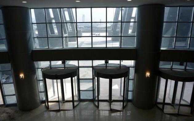 350 milyon liraya mal olan Türkiye'nin en büyük kamu binası İstanbul Anadolu Adalet Sarayı'nın 3 ana girişi bulunuyor. Metro bağlantılı binada, PTT, banka şubeleri, kuaför, spor salonu ile doktor ve hemşirelerin bulunduğu sağlık odaları da yer alacak.