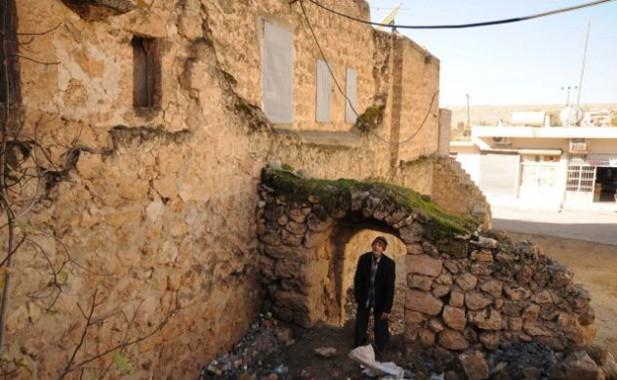 <p>Roma'nın baskılarından kaçan Hıristiyanların bu alanları hem sığınak hem de yaşam alanları olarak kullandığını anlatan Bayar, şöyle konuştu: ''Erken Hıristiyanlık döneminde Roma, Hıristiyanlığı resmi din ilan etmeden önce Hıristiyanlar paganların baskısı altındaydı. Bu tip yer altı şehirlerine yerleşip hem güvenliklerini sağlıyorlardı hem de ibadetlerini gerçekleştiriyorlardı. Aynı zamanda bunlar birer kaçış noktaları. Yani yüzeyin üzerinde de ufak tefek kaçış noktaları vardı."</p>