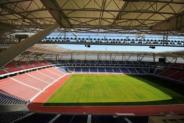 "77 bin 20 metrekare kapalı alanda 54 locası, 17 asansör, UEFA  kulüplerini ağırlama alanlarının yanında kurumsal misafir alanları, 11 reviri, 27  mescidi, engelli misafir ve sporcular için özel donanımları olan stadyumumuz kısa  sürede hizmet verir hale gelecek. Bin 295 otomobil, 46 otobüs kapasiteli açık ve  kapalı otoparkları bulunan stadyumumuz, Mersin'e büyük katkı sağlayacak. Ufak  eksiklikleri olan stadyumumuz kısa sürede tamamlanarak ülkemize ve spor  dünyasının hizmetine sunulacak."