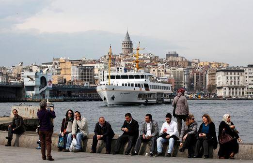 4 DAKİKA GEÇİLECEK - Türk-Japon ortak konsorsiyumu tarafından inşa edilen Marmaray projesinin tamamının 76 kilometre uzunluğunda ve 36 duraktan oluştuğu ve günde 1.5 milyon yolcu taşıma kapasitesine sahip olduğu ifade edildi. Marmaray'la Boğaziçi'ni geçmenin sadece 4 dakika süreceğini belirten Der Spiegel, tünelin ayrıca diğer trenler tarafından da kullanılacağını vurguladı.