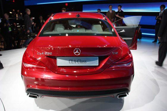 CLA'nın rakipleri arasında Volkswagen Jetta, yakında tanıtılacak Audi A3 sedan ve şu sıralar geliştirilen, 2015'te piyasaya sürülmesi planlanan BMW 1 Serisi sedan bulunuyor. Şirket içinde C117 kod adıyla geliştirilen CLA Mercedes'in yeni modüler önden çekişli platformunu temel alan üçüncü model.