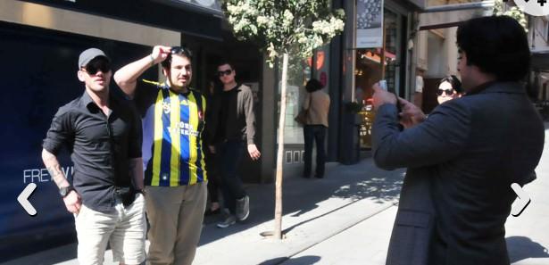 Fotoğraf çektirmek isteyenleri geri çevirmeyen Wesley, Fenerbahçeli bir taraftarı da kırmadı.