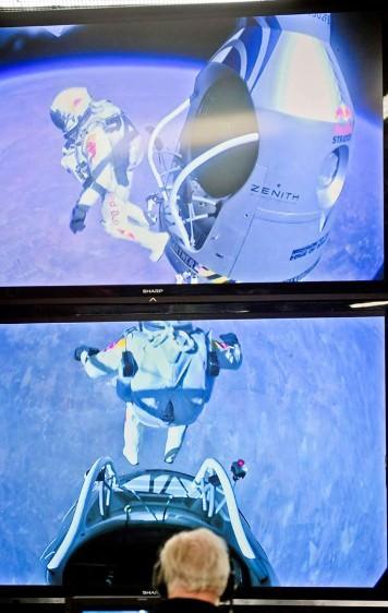 — Baumgartner atlayışın ardından takla atmaya başladı, bu bekleniyordu ancak kısa sürmesi öngörülmüştü. Taklaların devam etmesi durumunda bayılması muhtemeldi ve o durumda otomatik paraşüt açılacaktı ancak Baumgartner durumu düzeltti.