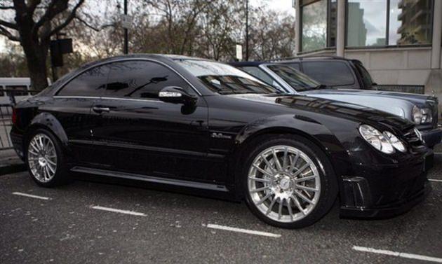 Lewis Hamilton'un Mercedes-Benz CLK 63 AMG Black Series otomobili... Standart CLK 63 AMG'den farklı. 500 beygir gücünde ve 0'dan 100 km/s hıza 4.3 saniyede ulaşıyor.