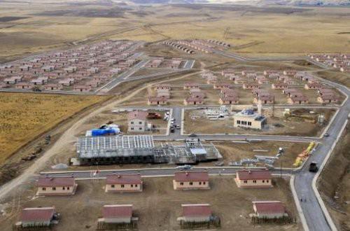 “Bütün amacımız, gayretimiz kış gelmeden önce vatandaşlarımızı konutlara yerleştirmekti. Bugün şükrediyoruz ki kış gelmeden yeni yapılan konutların kurasını çektik. Vatandaşlarımıza hayırlı uğurlu olsun."