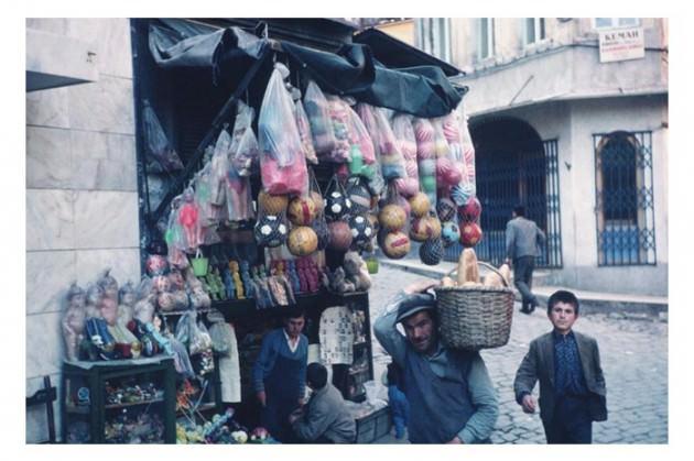 <p>Indiana Üniversitesi, Charles W. Cushman fotoğraf koleksiyonundan eski İstanbul fotoğrafları çıktı. Günümüze kıyasla daha tenha görülen İstanbul'un bu fotoğrafları 1965 yılında çekilmiş.</p>