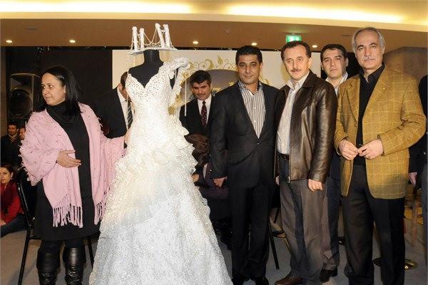 <p id="summary">Bağcılar'da bir gelinlik firmasınca dikilen 45 bin 24 swarovski taşlı gelinlik, Guinness Rekorlar Kitabı'na girdi</p>