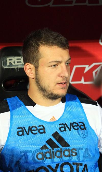 BATUHAN KARADENİZ (BEŞİKTAŞ) "Türk futbolunun yeni Hükün Şükür'ü" diye lanse edilen ancak disiplinsiz tavırları yüzünden bir türlü beklenen patlamayı yapamayan Batuhan Karadeniz, Beşiktaş'a, yuvasına döndü.