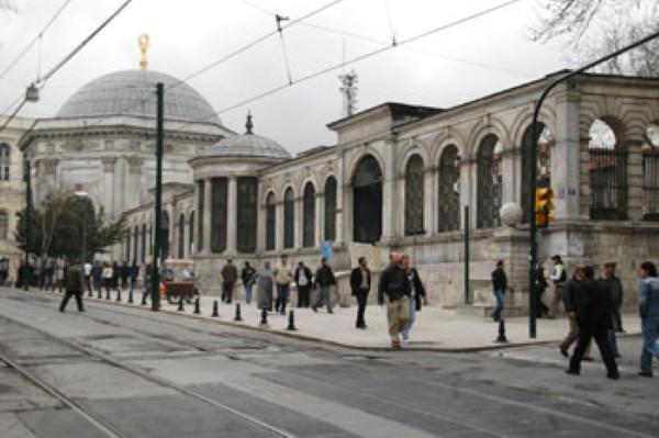 <p>Sultan II. Mahmud Han Türbesi</p>
<p>Divan Yolu Caddesi Çemberlitaş - Fatih</p>