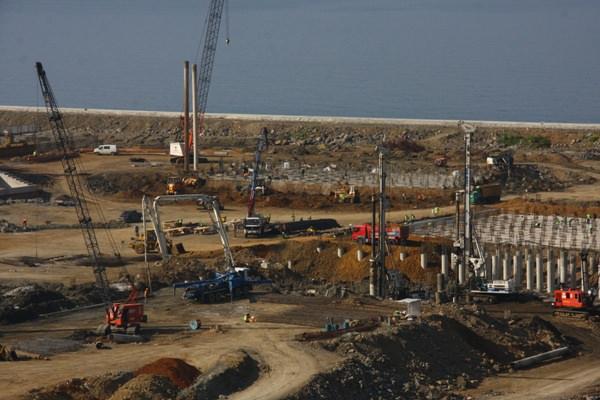 <p>Trabzonspor'un yeni stadyumu Akyazı Spor Kompleksi'nde çalışmalar tüm hızıyla sürüyor.</p>