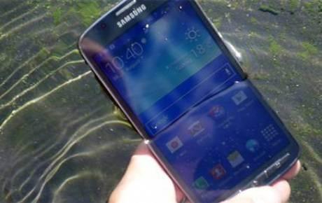 <p>5-Telefonunuzu Uykusundan Uyandırın Telefonunuzu tabaktan çıkartın, eğer dış tarafında hala nemlenme kalmışsa silin. Nemlenme telefonun içindeyse cihazı tekrar pirinç dolu tabağa koyup bir gün daha bekeyin. Cihaz tamamen kurumuşsa, telefonu açın. Şansınız varsa, telefonunuz yeniden çalışacaktır. Telefonunuz bazı fonksiyonlarını yerine getiremiyor olsa bile, en azından yeni bir telefon alma maliyetinden daha düşük bir maliyetle telefonu tamir ettirme şansınız olabilir.</p>