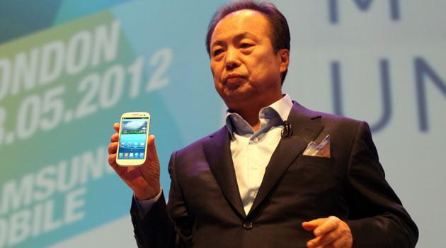 Ekran Boyutu: Tasarımdaki başka bir yenilik de telefonun boyutu. Yeni Samsung Galaxy S III, 4,8 inç büyüklüğe sahip. Buna karşın, ağırlığı fazla değişmedi, sadece 133 gram. 