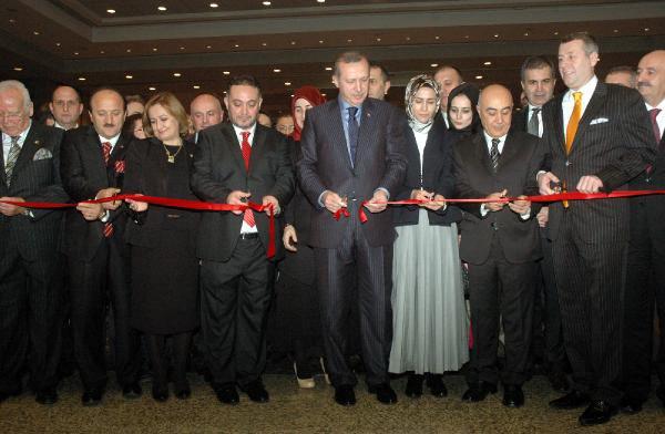 Başbakan Erdoğan serginin açılışını yaptıktan sonra sergiyi beraberindeki heyetle birlikte gezdi. Türkiye'nin önemli çağdaş hat koleksiyoncularından Mehmet Çebi'nin "Aşk'ı Nebi ve Zikir Taneleri" adını verdiği sergide, 200 adet Hilye'i Şerif ve 300 adet kıymetli materyalden oluşan mamul tespih yer alıyor.