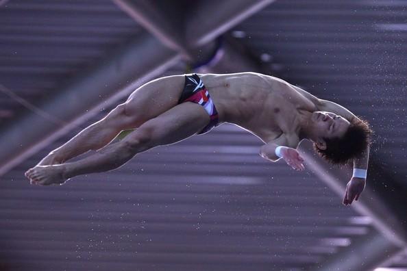 QUİ BO-TOM DALEY : Erkekler 10 metre kule atlama dalında 19 yaşındaki Çinli Qui Bo ve 18 yaşındaki Britanyalı Tom Daley arasında önemli bir mücadele bekleniyor. Geçen yıl Dünya Serisi'nde Qui Bo 25 kez tam puan alarak inanılmaz bir yetenek olduğunu kanıtladı. Tom Daley'nin antrenörü Andy Banks dahi onun kadar istikrarlı ve güçlü bir sporcu görmediğini söyledi. Kadınlarda ise Wu Minxia – He Zi ikilisinin 3 metre tramplende performansları kaçmaz.