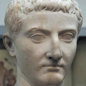 Tiberius Gracchus -  Milattan önce 2. yüzyılda Romalı bir politikacı olan Tiberius Gracchus tarımsal bir reformu kanun olarak onaylatmak için dile getirince politik bir çalkantıya sebep oldu. Seçim günü kazanmış olduğu bu zaferin onu ölüme sürükleyeceğinden habersizdi. Silahlı korumalarla geldiği senatoda dövülerek öldürüldü. Senatörler ellerine geçen sandalye ve sert cisimlerle onu öldürdüler. Daha sonra ise Tiber Nehrine attılar. Senato dışında bekleyen yüzlerce taraftarı ise oracıkta öldürüldü. 